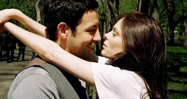 Casal Abraçado sob Árvore