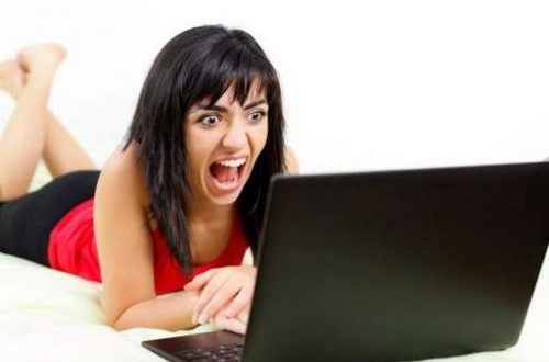 Mulher Assustada no Computador