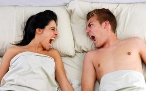briga de casal na cama