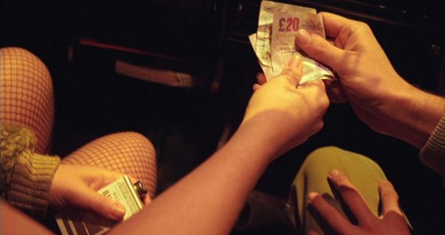 Homem pagando prostituta