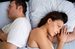 Casal com problema na cama