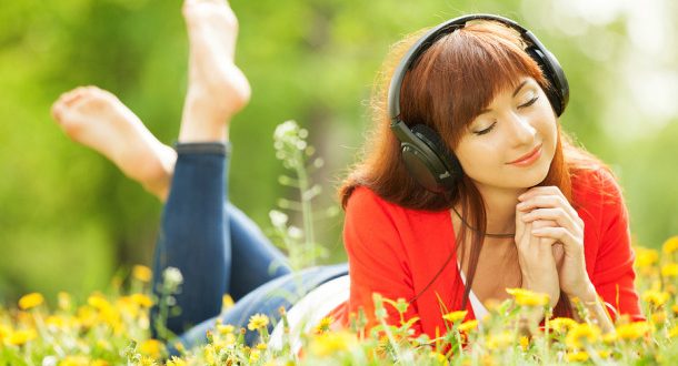 Mulher escutando música
