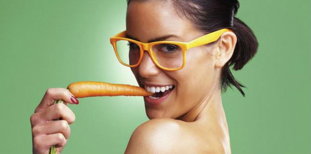 Mulher sensual comendo cenoura