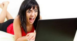 Mulher Assustada no Computador