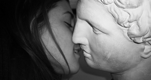 Beijo em estátua