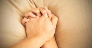 Mãos dadas durante orgasmo
