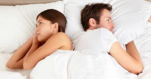 Casal brigado na cama